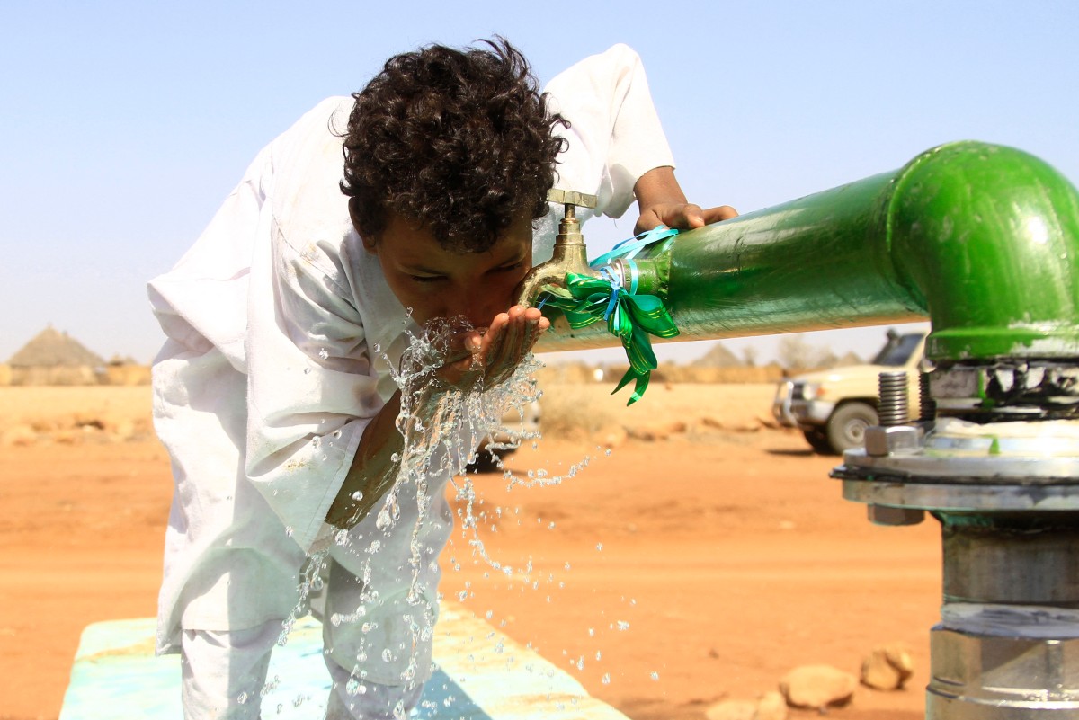 AFP__20240504__34QV6VH__v6__Preview__CorrectionTopshotSudanConflictWater.jpg