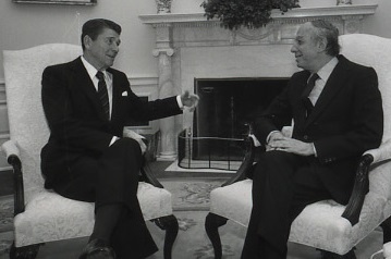 السفير الإسرائيلي في واشنطن  إفرايم إيفرون مع الرئيس ريغان (اندبندنت عربية)