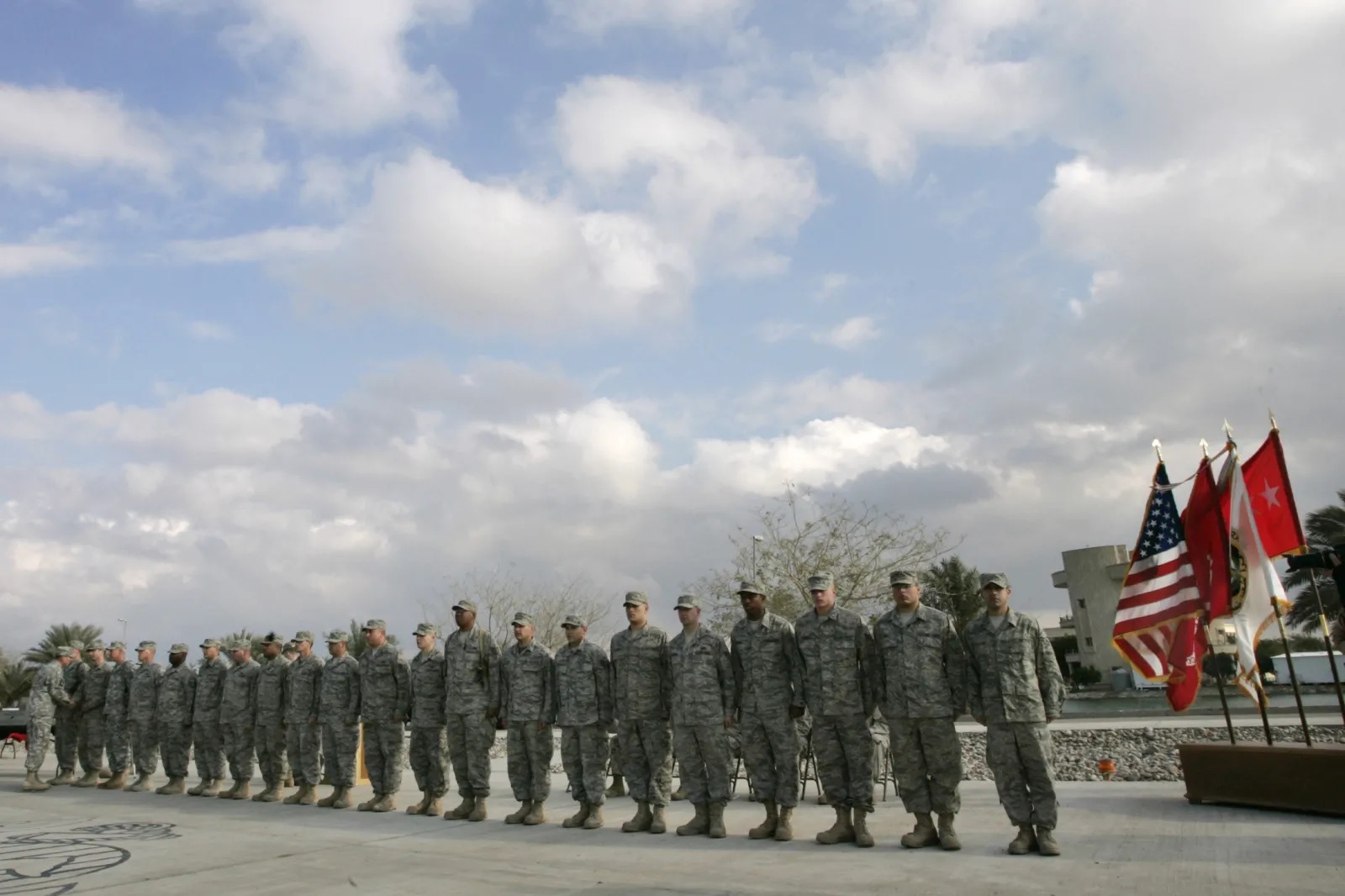 الجنرال الأميركي ديفيد بتريوس (في أقصى اليسار) يجتمع مع جنود أميركيين في بغداد، يناير 2008 (سيروان عزيز/ رويترز)