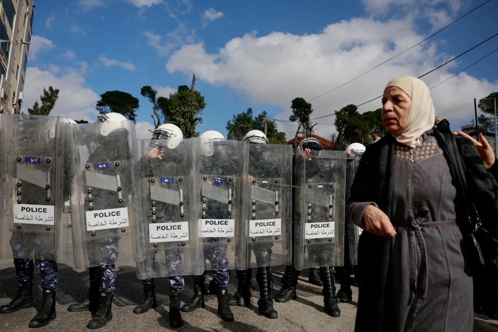 شرطة مكافحة الشغب تشرف على تظاهرة لدعم سكان غزة، رام الله، الضفة الغربية، يناير (كانون الثاني) 2024 (عمار عوض/ رويترز)