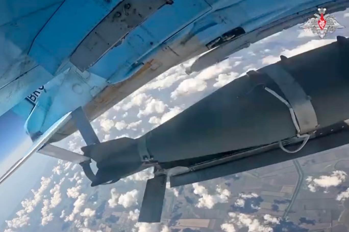 طائرة تابعة للقوات الجوية الروسية تقوم بإطلاق قنبلة موجهة انزلاقية في مكان لم يكشف عنه (الدائرة الصحافية لوزارة الدفاع الروسية)