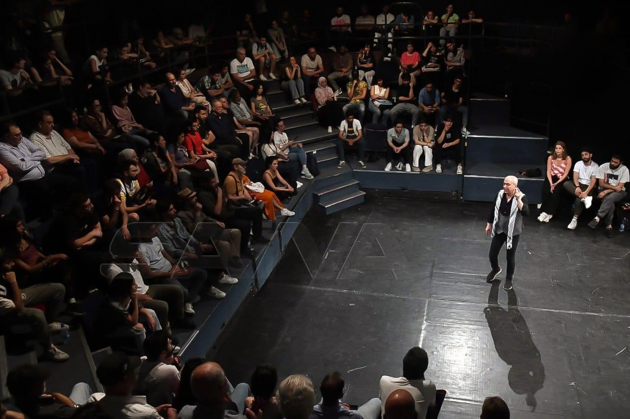 thumbnail_المسرحي الفلسطيني غنام غنام أثناء أدائه للعرض في المسرح الدائري في دمشق.jpg