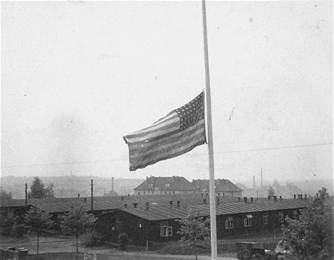 تنكيس العلم الأميركي في ألمانيا عام 1945 بعد وفاة الرئيس الأميركي فرانكلين روزفلت (ويكيبيديا)