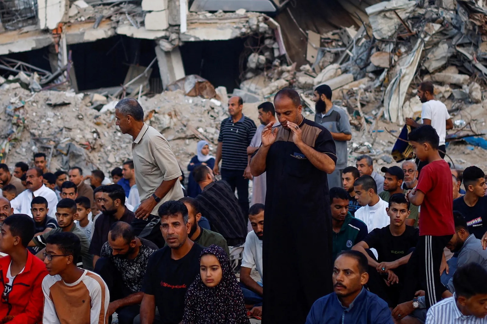 صلاة بين أنقاض مسجد في خان يونس، غزة، يونيو 2024 (محمد سالم/رويترز)