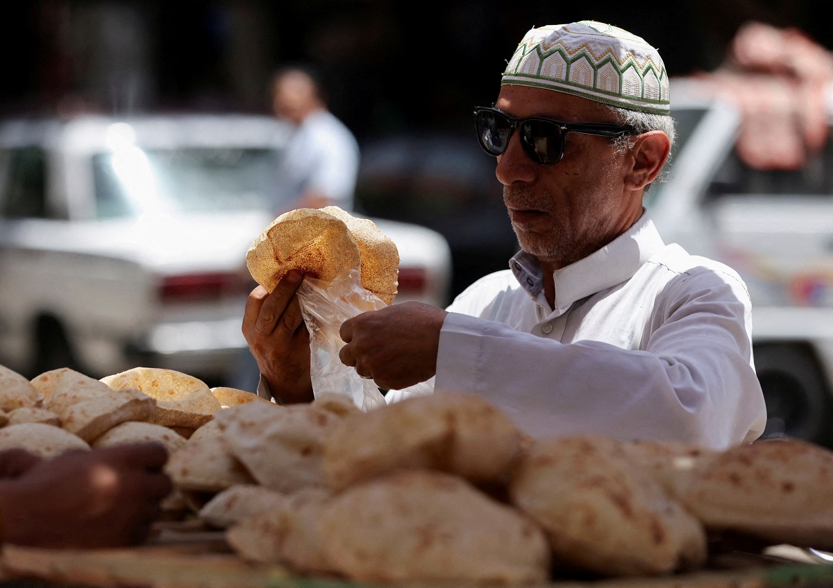 2024-06-01T113604Z_2015650714_RC2A28A55KSK_RTRMADP_3_EGYPT-COMMODITIES-BREAD.JPG