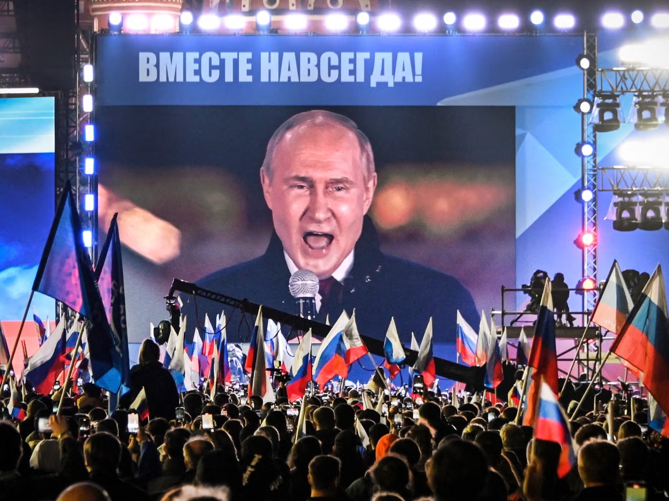 الرئيس بوتين يلقي كلمة أمام حشد في موسكو بمناسبة ضم أربع مناطق من أوكرانيا (أ ف ب/غيتي)