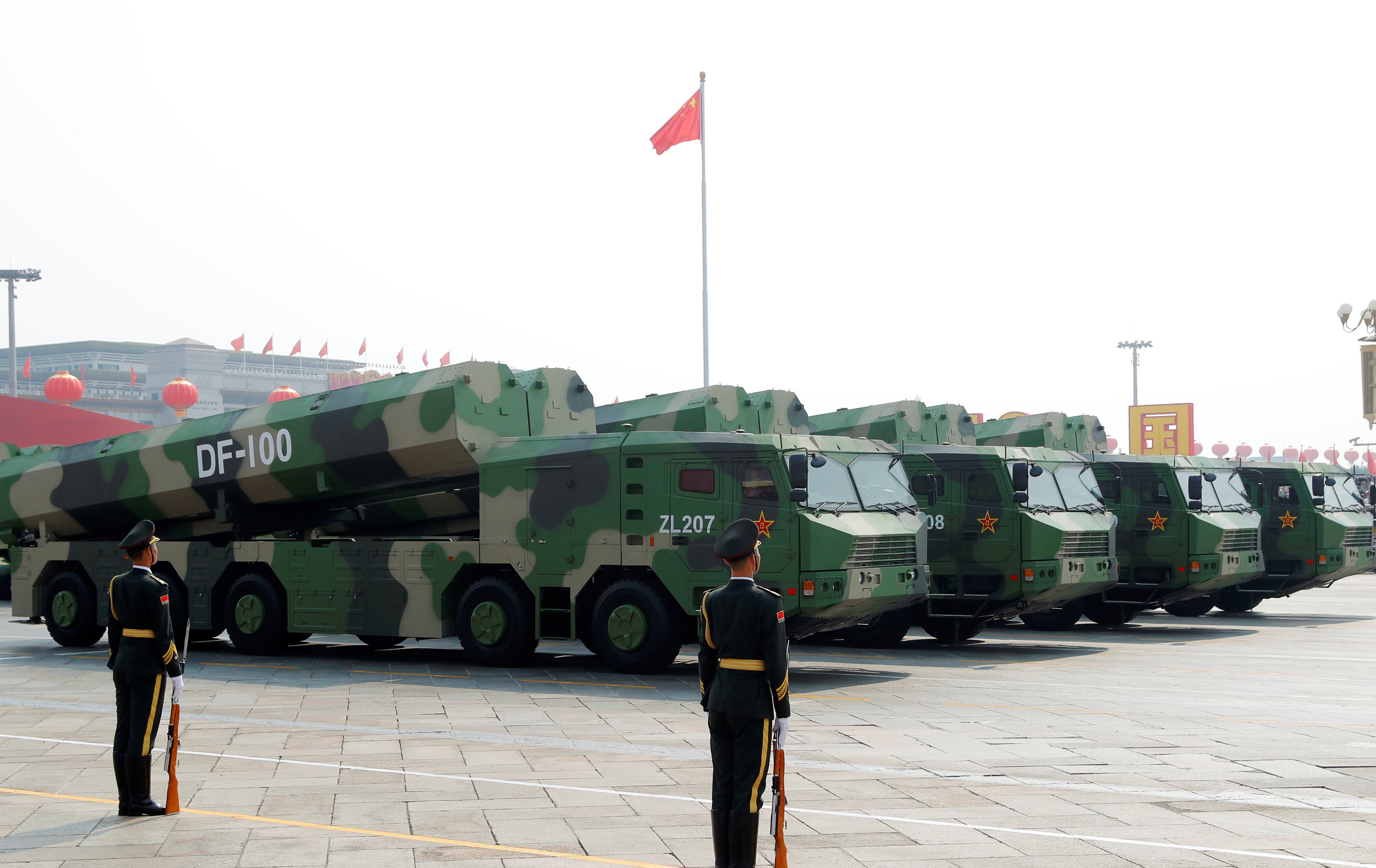 مركبات عسكرية صينية تحمل صواريخ تفوق سرعتها سرعة الصوت بالصين (رويترز).jpeg