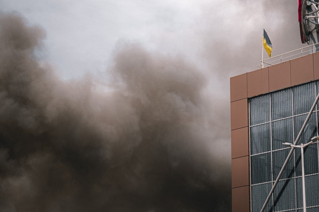 الدخان يتصاعد بالقرب من مركز تسوق تضرر بعد غارة روسية على مدينة دنيبرو (أ ف ب).jpg