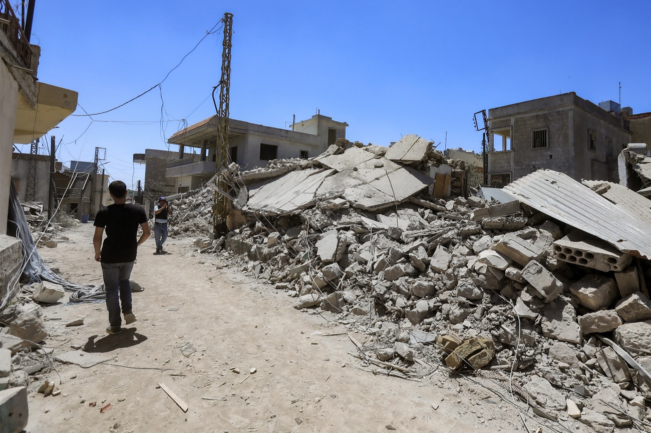 أنقاض مبنى دمره قصف إسرائيلي في قرية يارون بجنوب لبنان   (أ ف ب)