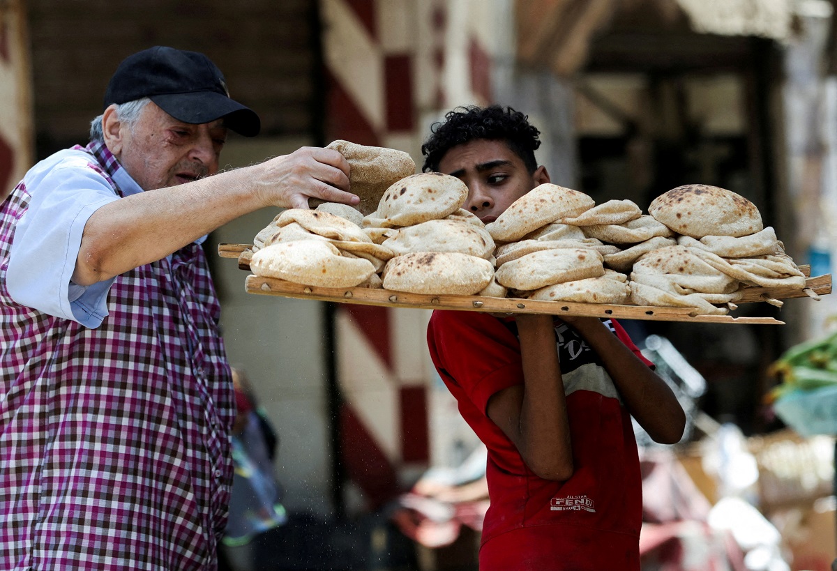 2024-06-01T140852Z_2064851127_RC2A28AKF9CM_RTRMADP_3_EGYPT-COMMODITIES-BREAD.JPG