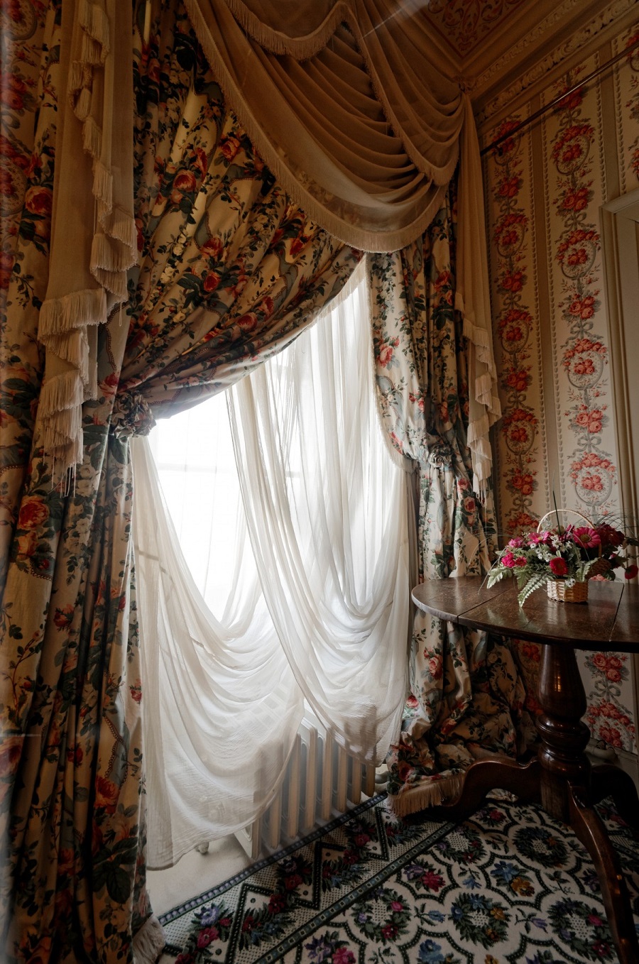 window_drapes_old_light_room_textile_decor_curtain-734391.jpg