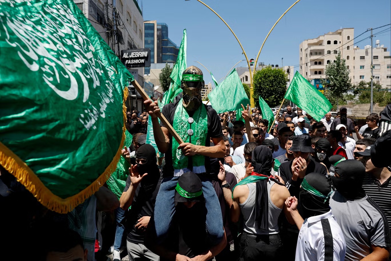 فلسطينيون يتظاهرون في الضفة الغربية المحتلة عقب اغتيال قائد "حماس" إسماعيل هنية (رويترز)