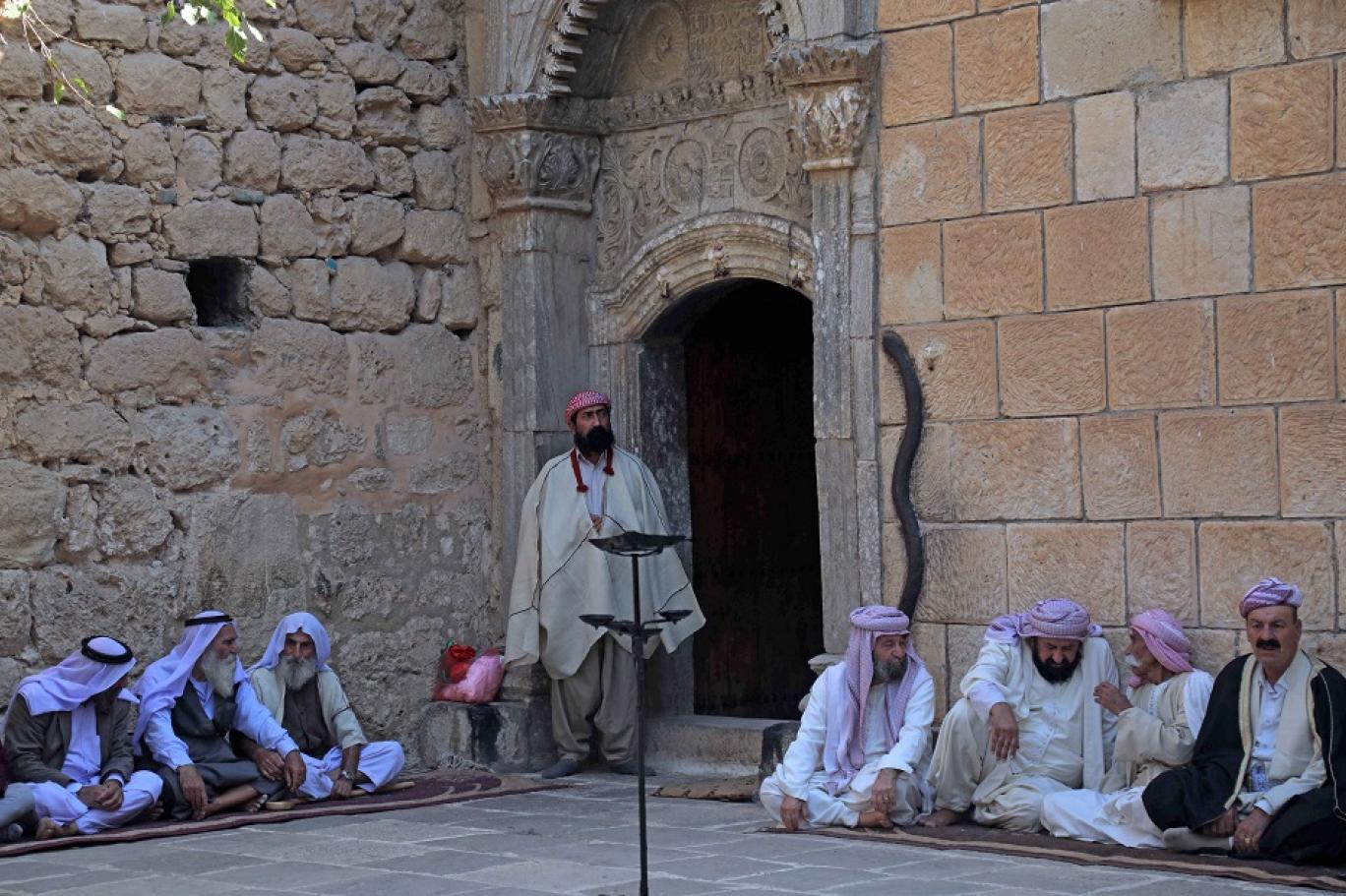 أيزيديون يشاركون في إحدى المناسبات الدينية في واد قريب من مدينة دهوك شمال العراق (أ ف ب).jpg