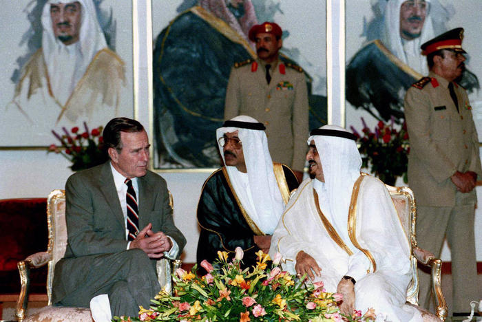 President_George_H._W._Bush_and_King_Fahd_bin_Abdulaziz_Al_Saud_discuss_the_situation_in_Iraq.jpg