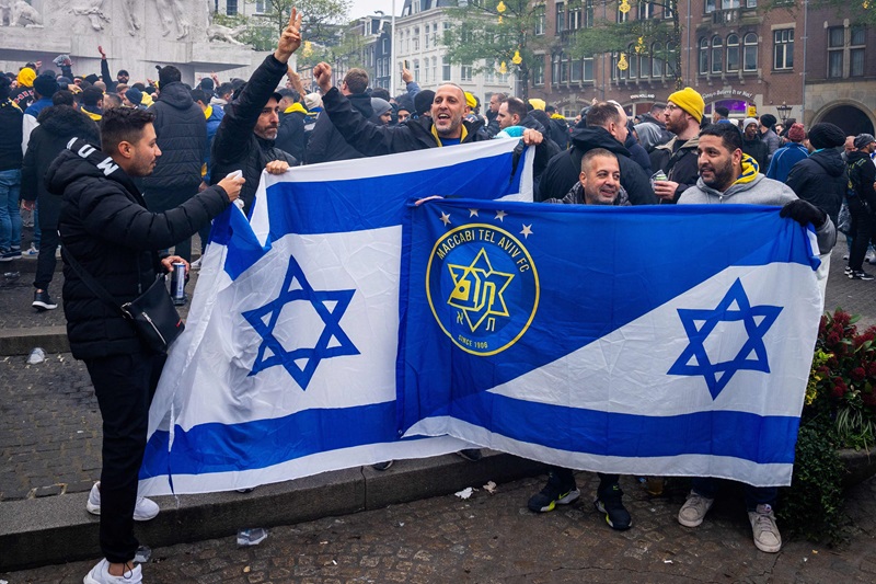 Supporters of Maccabi Tel Aviv hold flags at Dam square anp afp.jpg