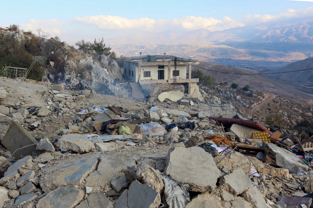 آثار الدمار في موقع غارة جوية إسرائيلية استهدفت بلدة مجدل بلهيص بسهل البقاع شرقي لبنان، 9 نوفمبر (أ ف ب).jpg