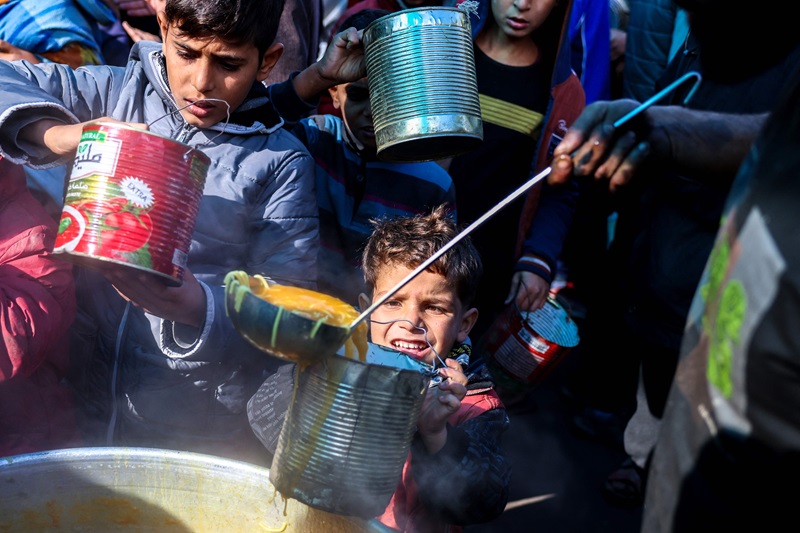 Displaced Palestinians receive food afp.jpg