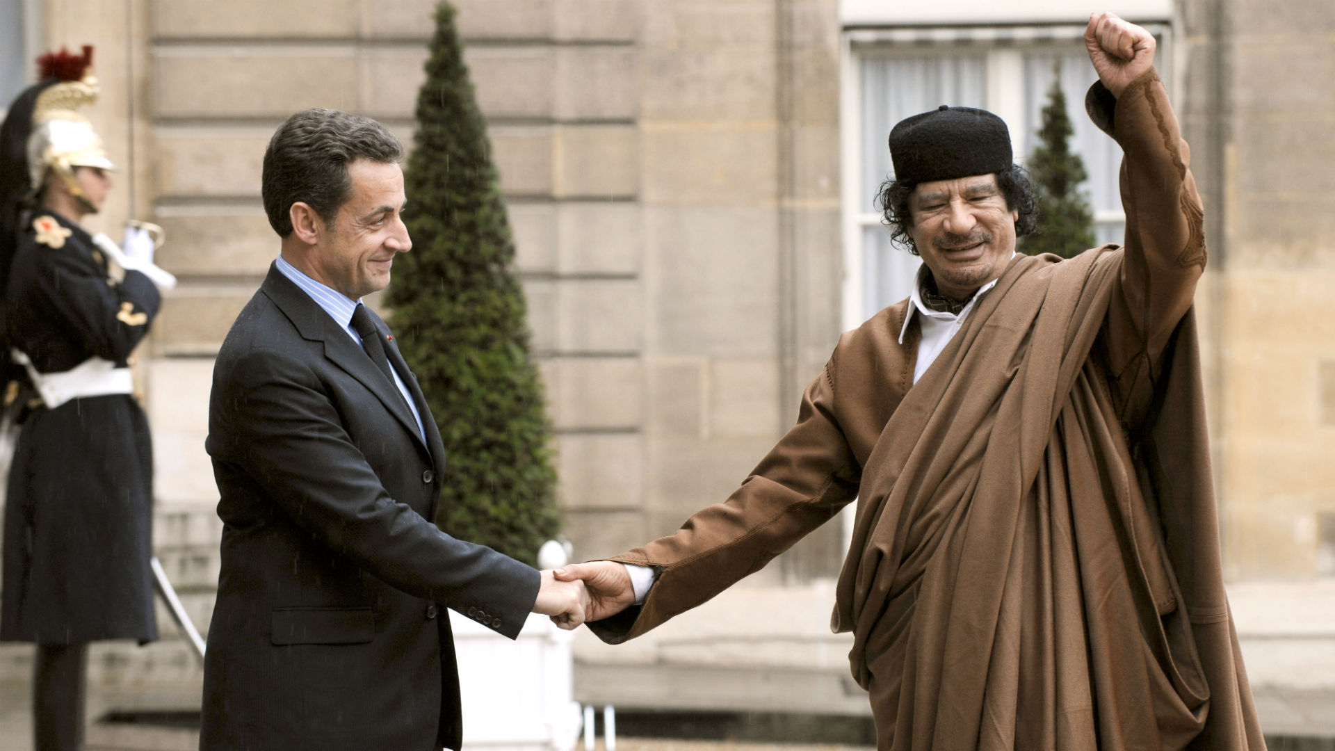 Sarkozy Gaddafi 2.jpg